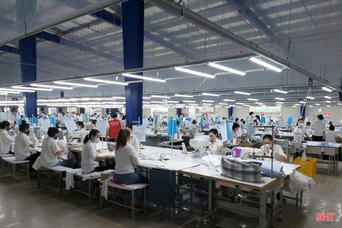 Gần 400 công nhân Xí nghiệp May 10 Hà Tĩnh xác định đưa xí nghiệp phát triển vững mạnh cũng chính là góp phần chung vào phát triển kinh tế của tỉnh. bqbht_br_d6.jpg