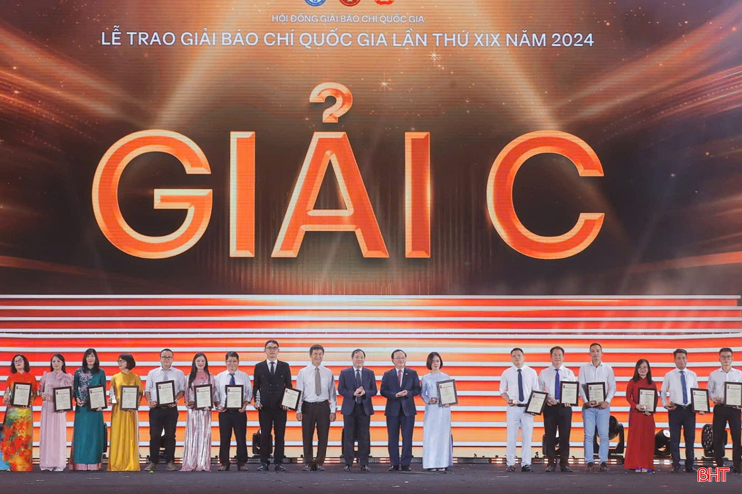 Trao giải C cho các nhóm tác giả. bqbht_br_d.jpg