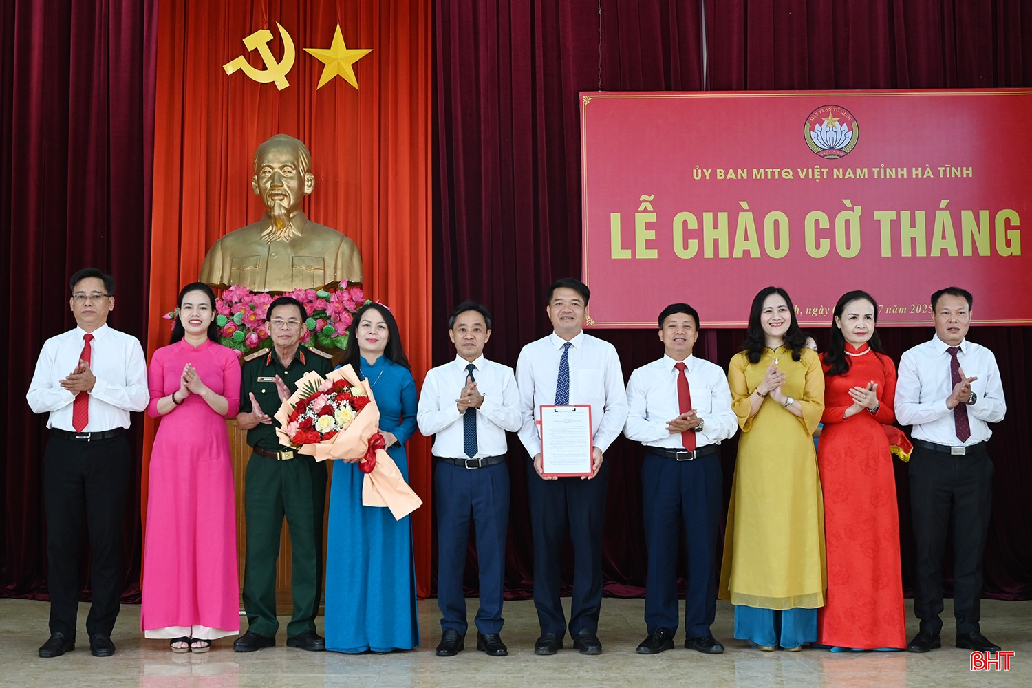 Phó Bí thư Thường trực Tỉnh ủy Trần Thế Dũng trao quyết định thành lập Cơ quan Ủy ban MTTQ tỉnh cho Ban Thường trực Ủy ban MTTQ tỉnh. bqbht_br_dscd-7502.jpg