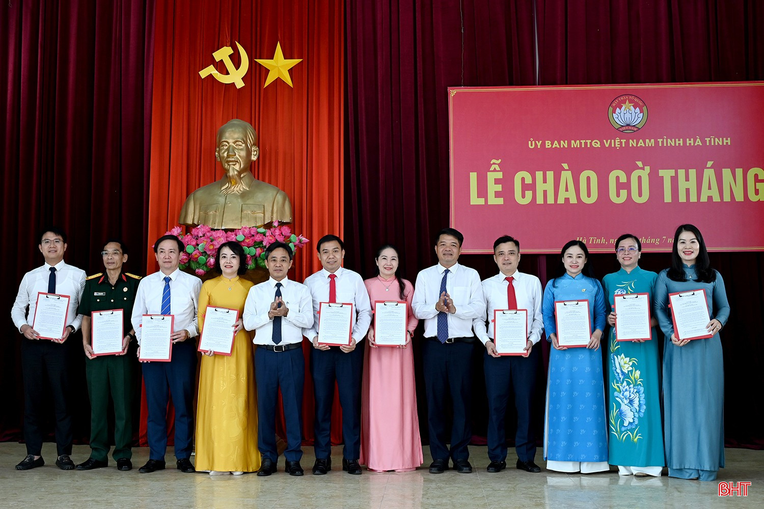 Phó Bí thư Thường trực Tỉnh ủy Trần Thế Dũng và Chủ tịch Ủy ban MTTQ tỉnh Trần Nhật Tân trao quyết định bổ nhiệm cho các trưởng ban. bqbht_br_dsca-7522.jpg