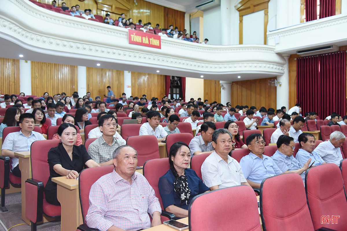 Đại biểu tham dự tại điểm cầu UBND tỉnh. bqbht_br_dsc-8368-copy.jpg