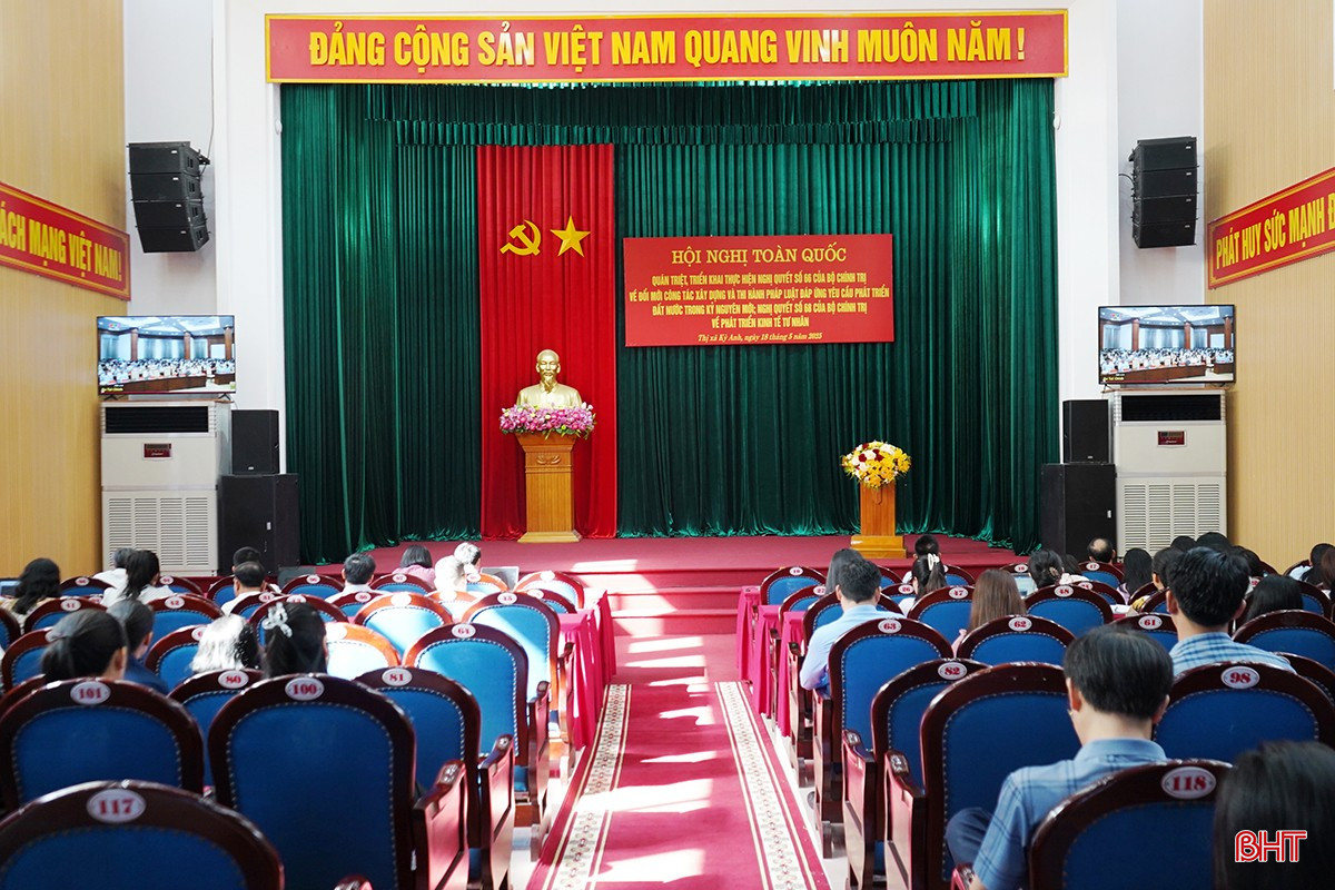 Đại biểu tham dự hội nghị tại điểm cầu TX Kỳ Anh. bqbht_br_dsc09940-copy.jpg
