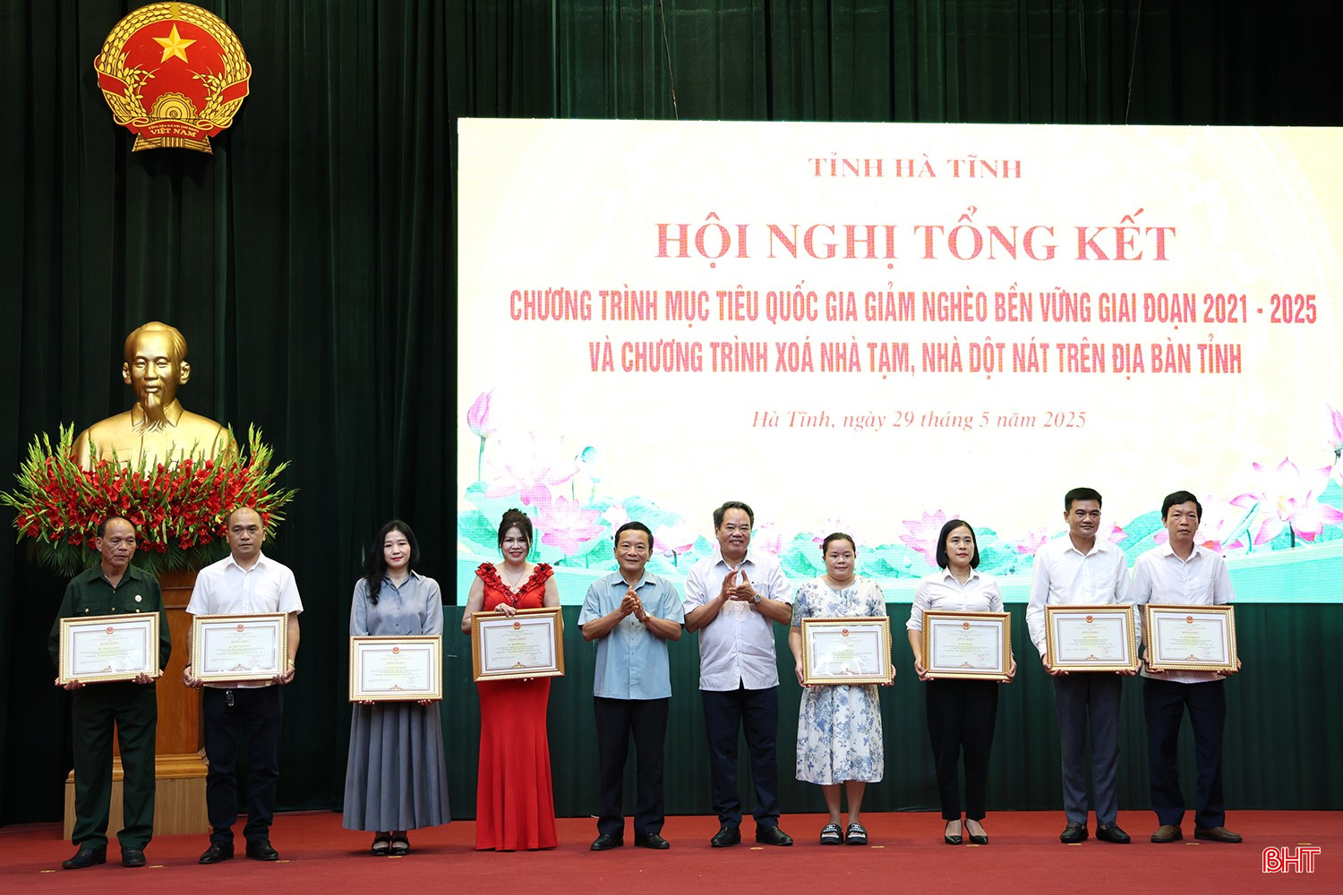 ...Trưởng ban Nội chính Tỉnh ủy Nguyễn Đình Hải, Phó Chủ tịch HĐND tỉnh Trần Văn Kỳ trao bằng khen của Chủ tịch UBND tỉnh cho các cá nhân có thành tích trong thực hiện công tác giảm nghèo và phong trào “Hà Tĩnh chung tay vì người nghèo - Không để ai bị bỏ lại phía sau” giai đoạn 2021-2025. bqbht_br_img-0349-copy.jpg