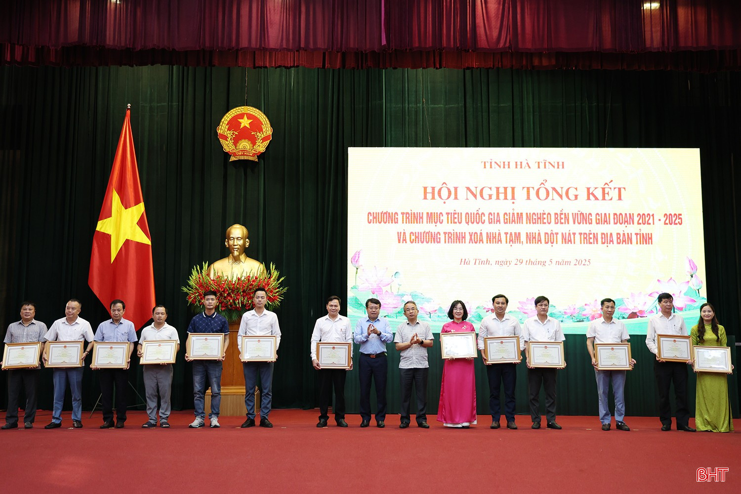 ...Chủ nhiệm UBKT Tỉnh ủy Hà Văn Trọng, Phó Chủ tịch UBND tỉnh Dương Tất Thắng trao bằng khen của Chủ tịch UBND tỉnh cho các tập thể có thành tích trong thực hiện công tác giảm nghèo và phong trào “Hà Tĩnh chung tay vì người nghèo - Không để ai bị bỏ lại phía sau” giai đoạn 2021-2025. bqbht_br_img-0335-copy.jpg