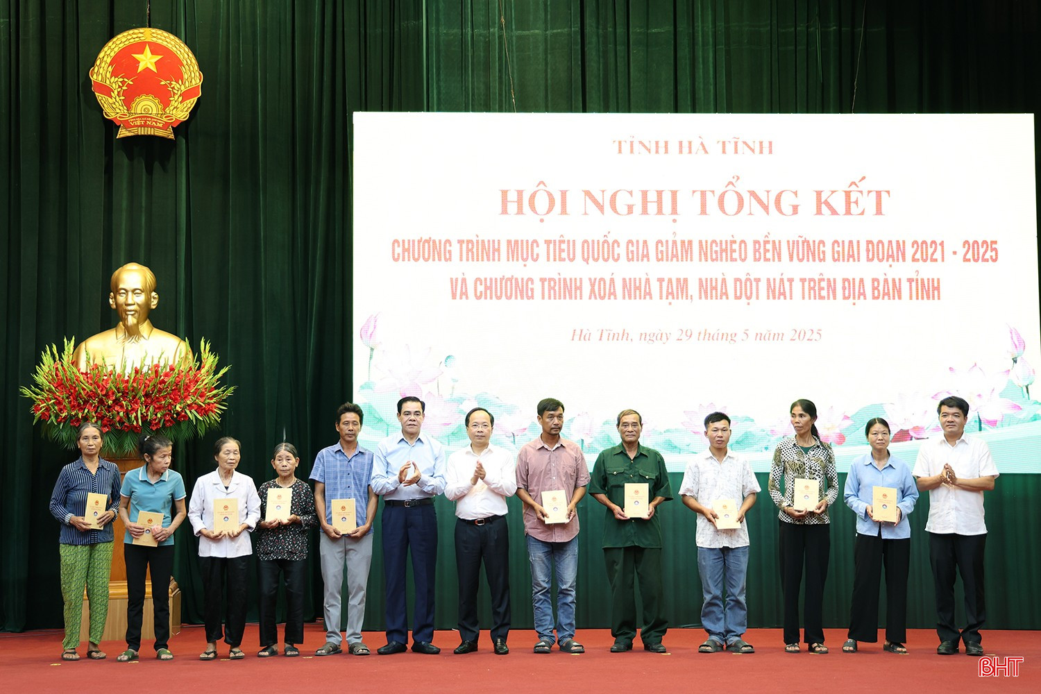 Bí thư Tỉnh ủy Nguyễn Duy Lâm, Chủ tịch UBND tỉnh Võ Trọng Hải và Chủ tịch Ủy ban MTTQ tỉnh Trần Nhật Tân tặng quà cho 10 gia đình hoàn cảnh khó khăn được hỗ trợ xây dựng nhà ở. bqbht_br_img-0287-copy.jpg