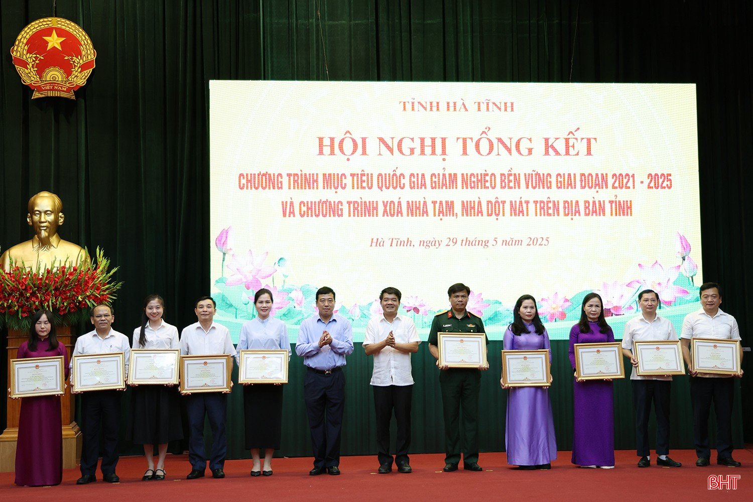 Phó Chủ tịch Thường trực HĐND tỉnh Trần Tú Anh, Chủ tịch Ủy ban MTTQ tỉnh Trần Nhật Tân... bqbht_br_img-0312-copy.jpg