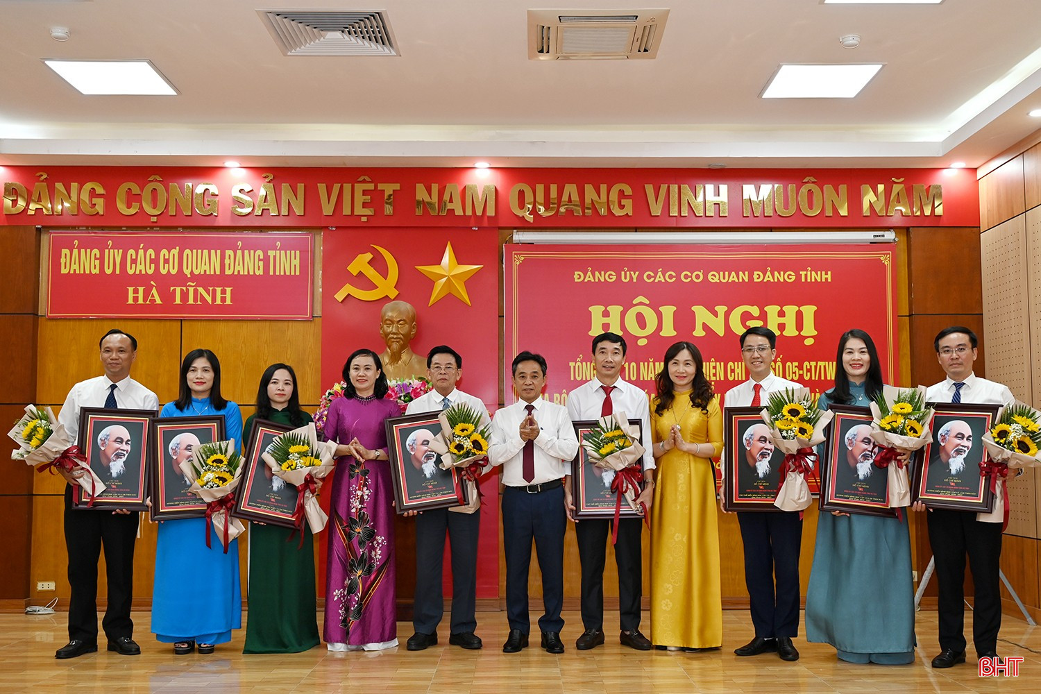 Phó Bí thư Thường trực Tỉnh ủy Trần Thế Dũng, Trưởng ban Tổ chức Tỉnh ủy Trương Thanh Huyền và Phó Bí thư chuyên trách Đảng ủy Các cơ quan Đảng tỉnh Nguyễn Thị Mai Thủy vinh danh, tặng hoa các cá nhân, tập thể tiêu biểu. bqbht_br_dsc-b6644.jpg