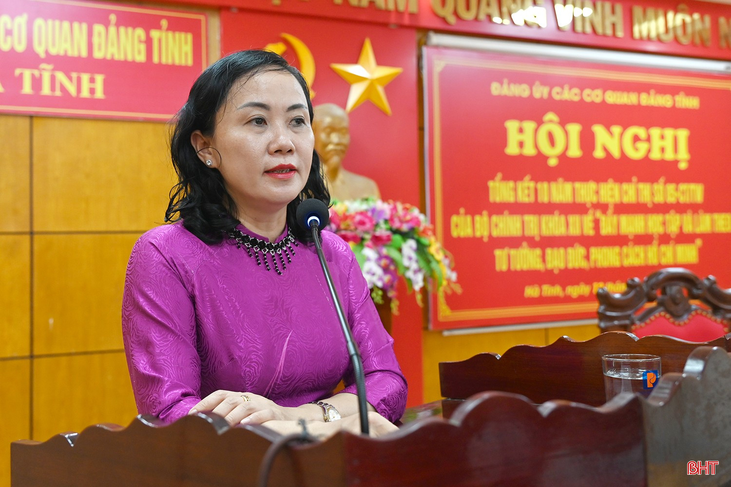 Đồng chí Trương Thanh Huyền - Trưởng ban Tổ chức Tỉnh ủy, Phó Bí thư Thường trực Đảng ủy Các cơ quan Đảng tỉnh nhấn mạnh một số nội dung tại hội nghị. bqbht_br_dscd-6576.jpg