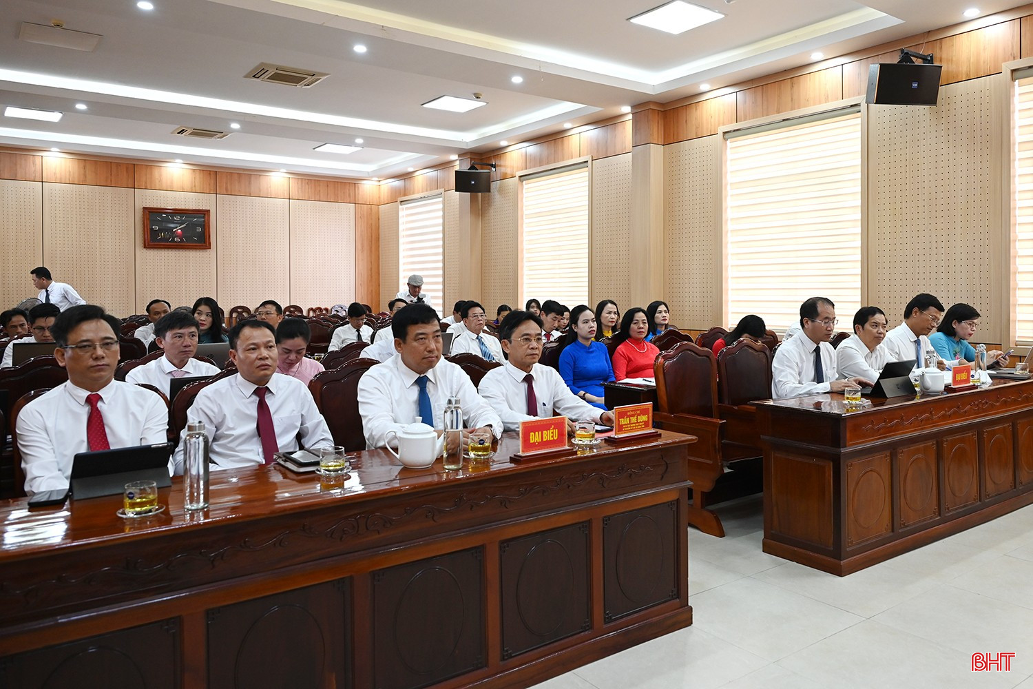 Đồng chí Trần Thế Dũng - Phó Bí thư Thường trực Tỉnh ủy, Bí thư Đảng ủy Các cơ quan Đảng tỉnh và các đại biểu dự hội nghị. bqbht_br_dscd-6557.jpg