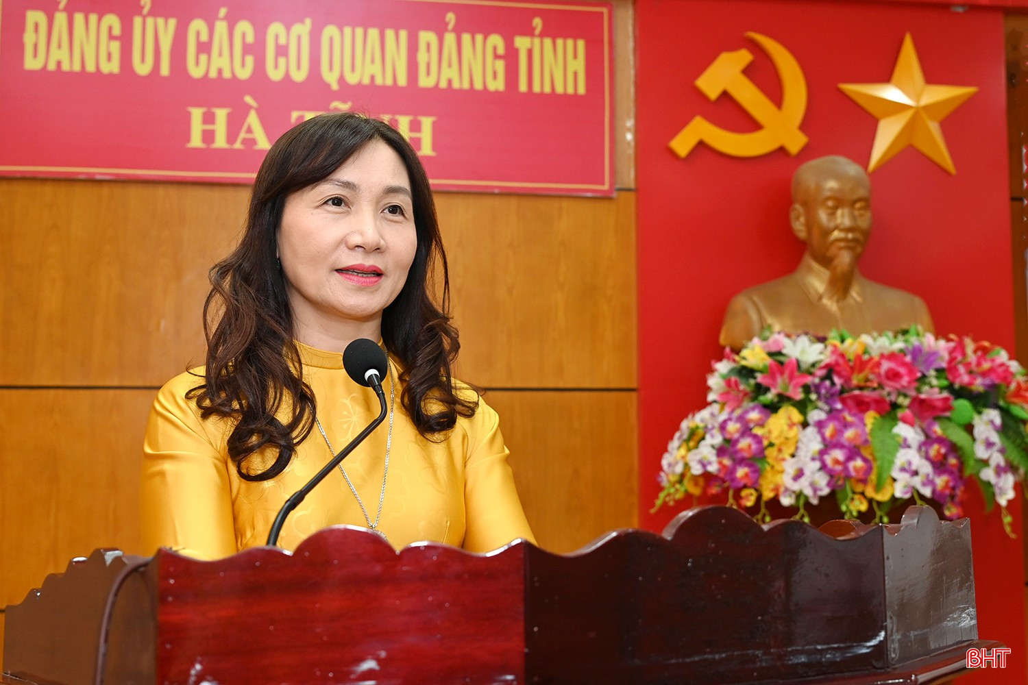 Đồng chí Nguyễn Thị Mai Thủy - Tỉnh ủy viên, Phó Bí thư chuyên trách Đảng ủy Các cơ quan Đảng tỉnh trình bày báo cáo tại hội nghị. bqbht_br_dsc-666f0.jpg