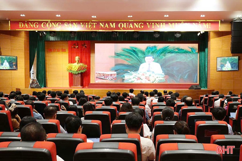 Giữa tháng 7 vừa qua, đội ngũ cán bộ làm công tác kiểm tra, giám sát toàn tỉnh đã được tham dự hội nghị tập huấn trực tuyến toàn quốc do Ủy ban Kiểm tra Trung ương tổ chức. bqbht_br_z70dd12298279222-d0bbcb94f5f4df43240689362336c789.jpg