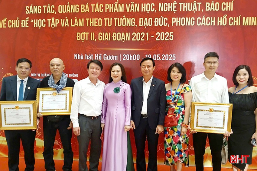 Trưởng ban Tuyên giáo Tỉnh ủy Hà Văn Hùng chúc mừng, chụp ảnh lưu niệm cùng các tác giả, nhóm tác giả đạt giải. bqbht_br_ansfaer-copy.jpg