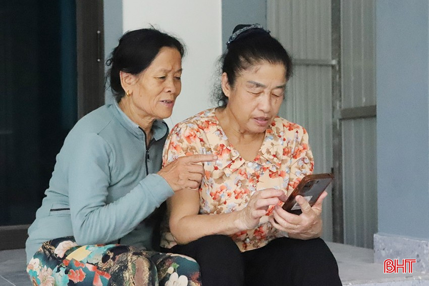 Bà Trần Thị Thảo (bên phải) hướng dẫn người dân trong thôn góp ý sửa đổi Hiến pháp. bqbht_br_9fd6b7a2-fa6b-4d01-8ecf-60a593fd43aa.jpg