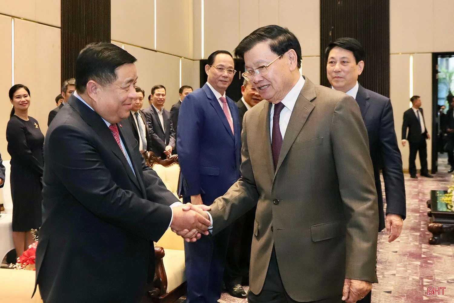 Tổng Bí thư, Chủ tịch nước Thongloun Sisoulith bắt tay Phó Thủ tướng Chính phủ Nguyễn Chí Dũng.