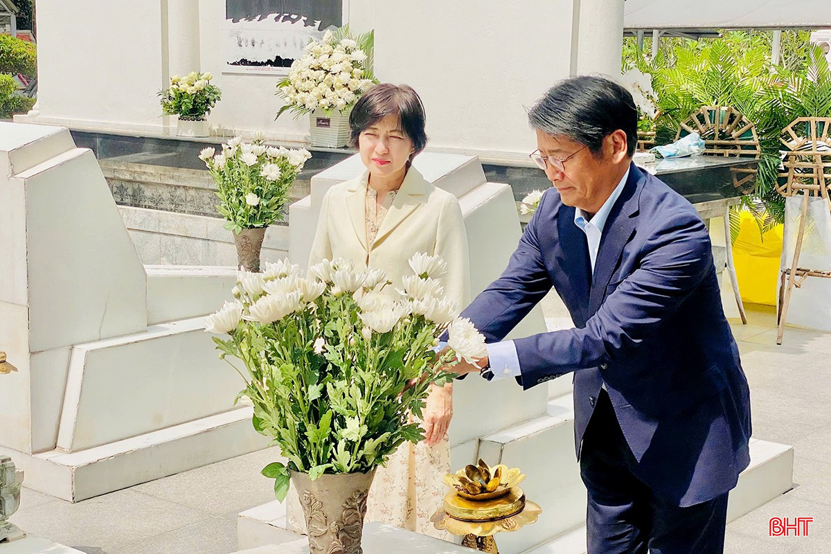 Trước đó, ngài Đại sứ và đoàn đã đến dâng hương tại khu mộ cố Tổng Bí thư Trần Phú (Đức Thọ) và dâng hương các anh hùng, liệt sỹ tại Ngã ba Đồng Lộc (Can Lộc). bqbht_br_dsf.jpg