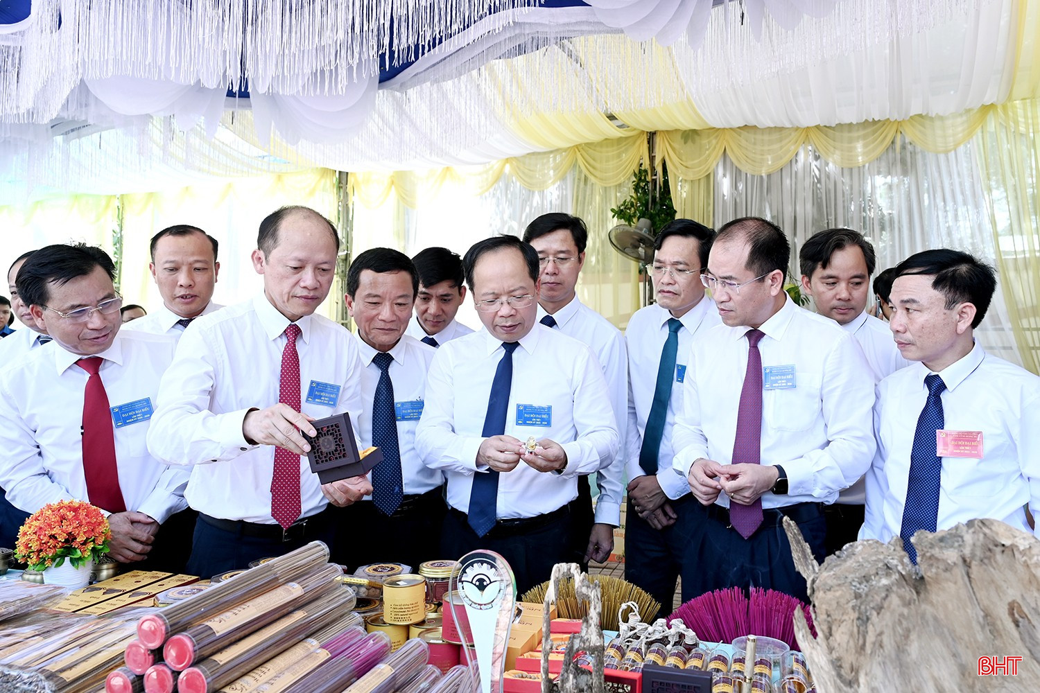 Bí thư Tỉnh ủy và các đồng chí lãnh đạo tỉnh tham quan gian hàng giới thiệu sản phẩm địa phương... bqbht_br_dsdc-1828.jpg