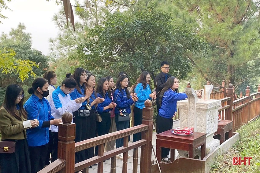 Sinh viên Trường Đại học Hà Tĩnh hành hương về các địa chỉ đỏ.