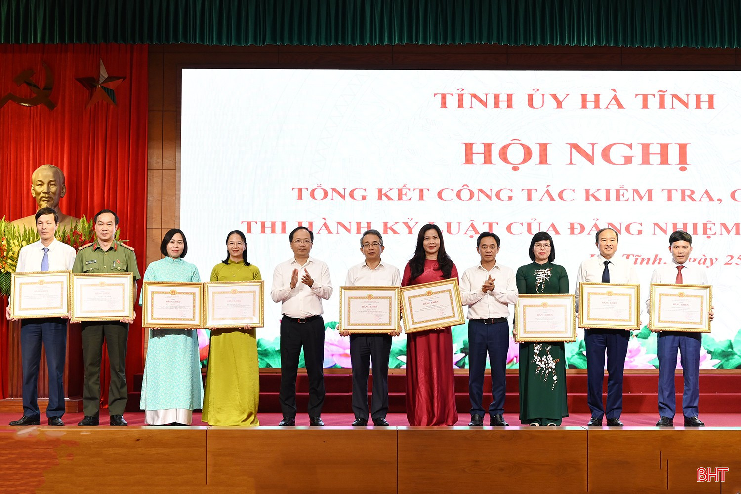 ... và 9 cá nhân có thành tích xuất sắc trong công tác kiểm tra, giám sát, thi hành kỷ luật của Đảng nhiệm kỳ 2020 - 2025. bqbht_br_dsc-9c411.jpg