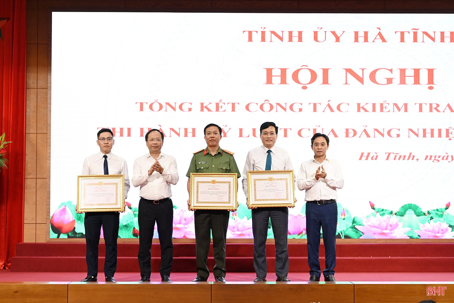 Tại hội nghị, Ban Thường vụ Tỉnh ủy tặng bằng khen 3 tập thể... bqbht_br_dsc-x9399.jpg