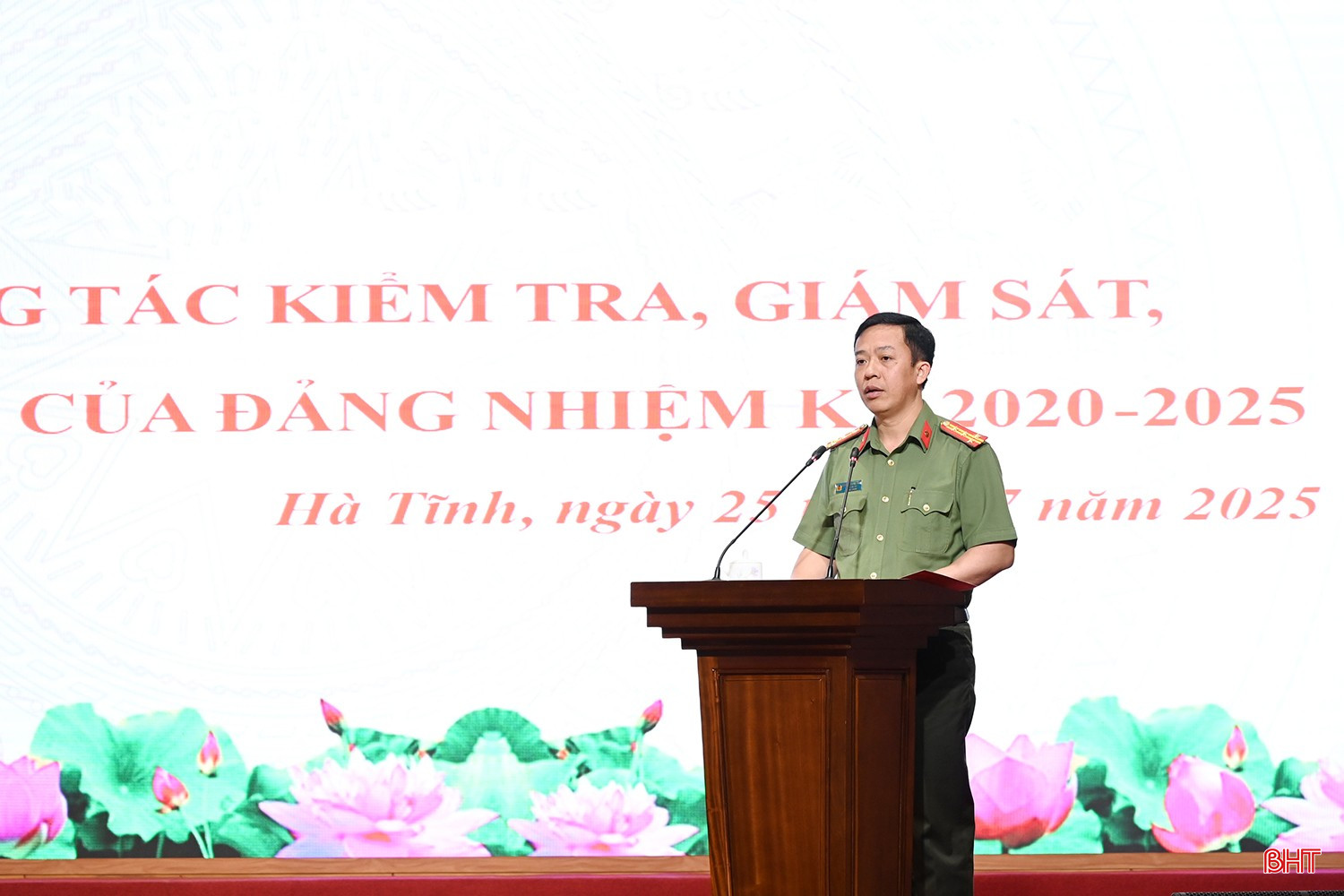 Đại tá Nguyễn Trung Kiên - Phó Bí thư Đảng ủy, Phó Giám đốc Công an tỉnh chia sẻ kết quả trong thực hiện chuyển đối số công tác kiểm tra, giám sát. bqbht_br_dscd-9317.jpg