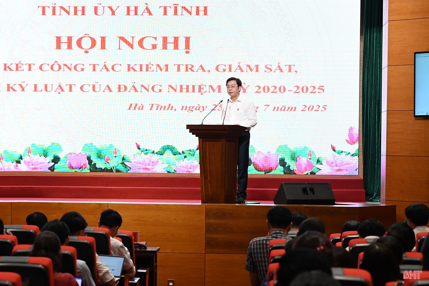 Đồng chí Nguyễn Văn Thành - Tỉnh ủy viên, Bí thư Đảng ủy xã Cẩm Xuyên kiến nghị một số nội dung tại hội nghị. bqbht_br_dsc-9d314.jpg