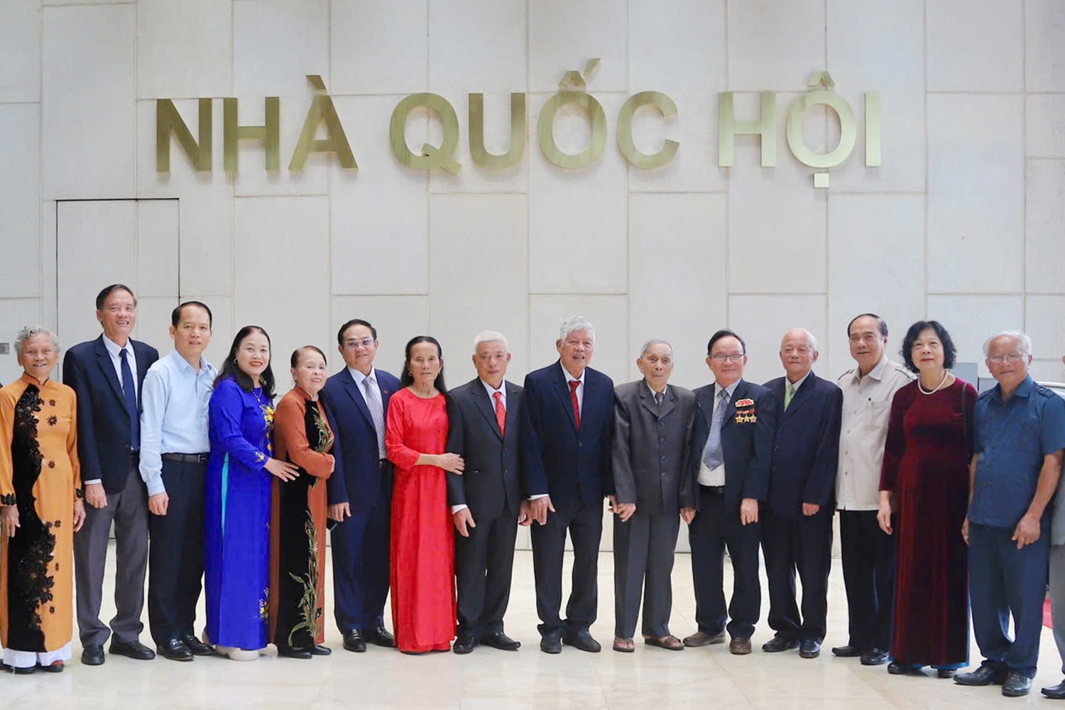 Cụ Minh (thứ 6 từ phải sang) chụp ảnh lưu niệm tại tòa nhà Quốc hội. d1.jpg