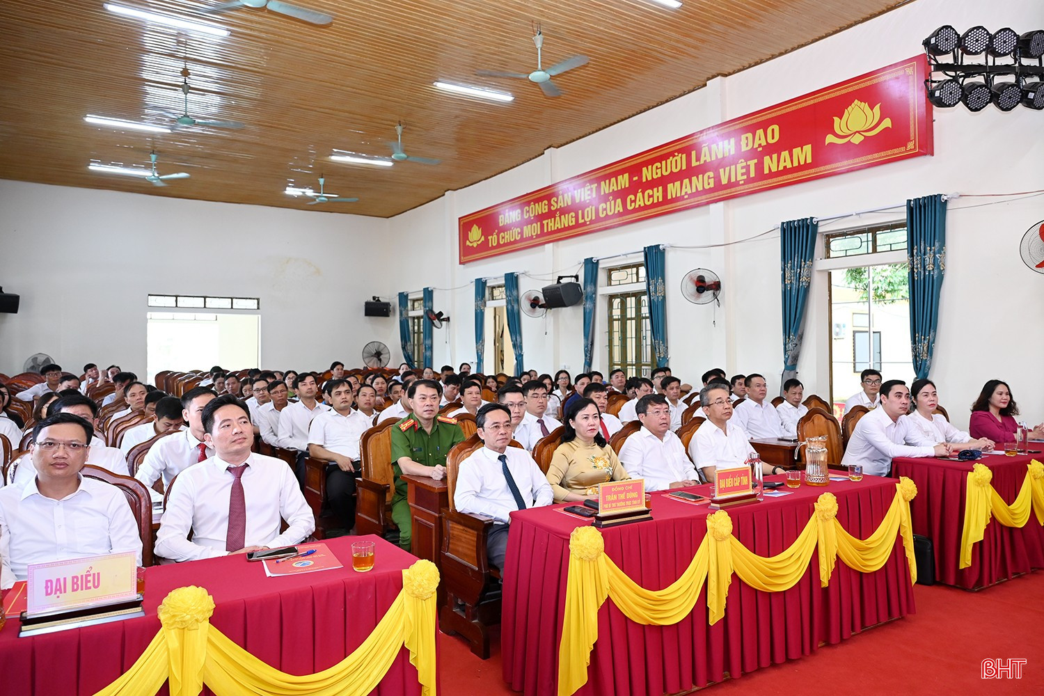 Đại biểu dự hội nghị. Đại biểu dự hội nghị.
