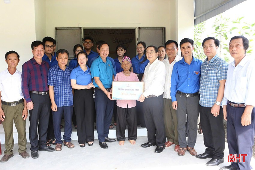 Trường Đại học Hà Tĩnh hỗ trợ tiền và ngày công sửa chữa nhà cho hộ khó khăn ở xã Hồng Lộc. bqbht_br_76afd1e4-2e89-4f7f-bcf1-68991fe8603f.jpg