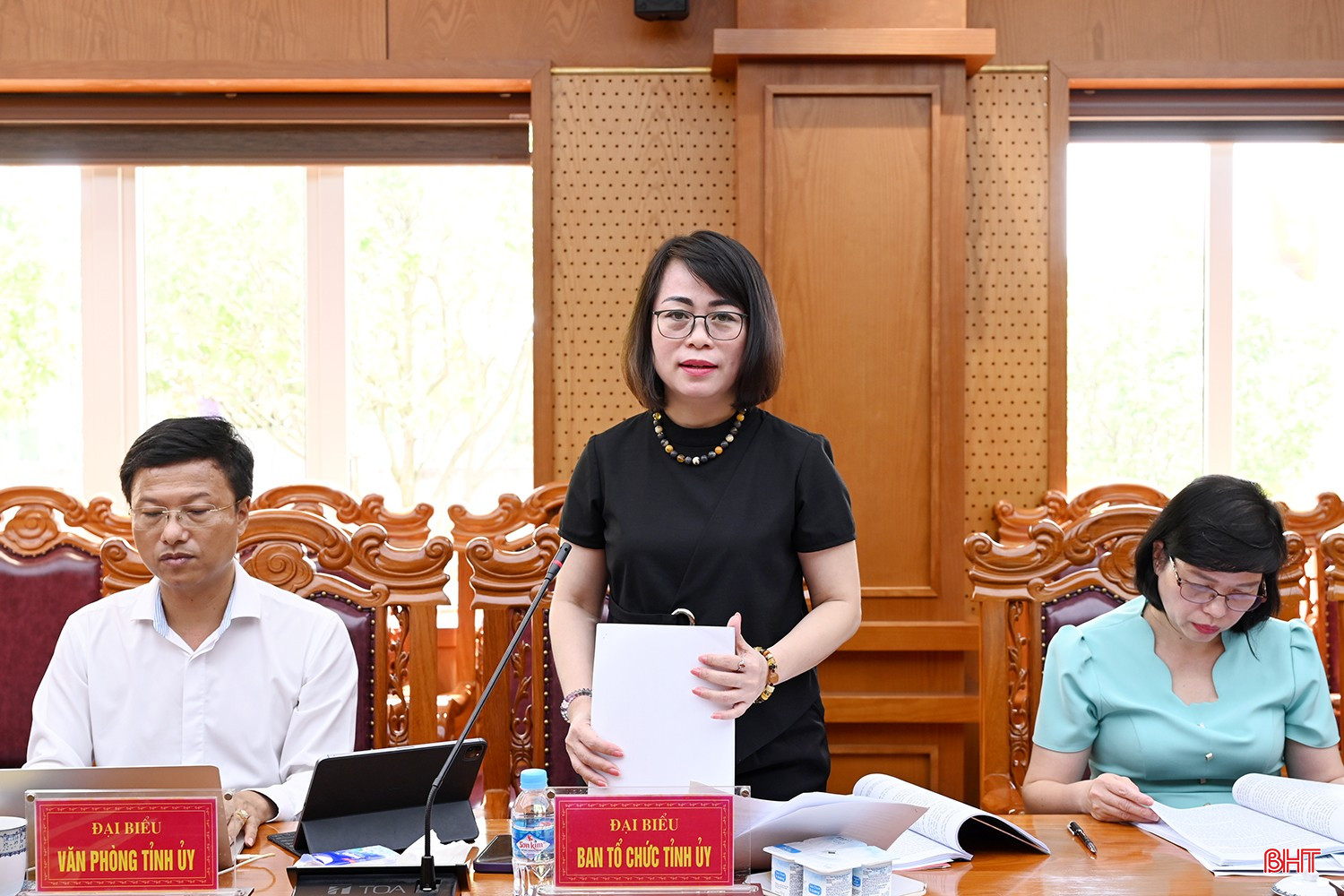 Phó Trưởng ban Tổ chức Tỉnh ủy Phan Thị Tố Hoa góp ý các nội dung dự thảo báo cáo chính trị. bqbht_br_dsc-038f1.jpg