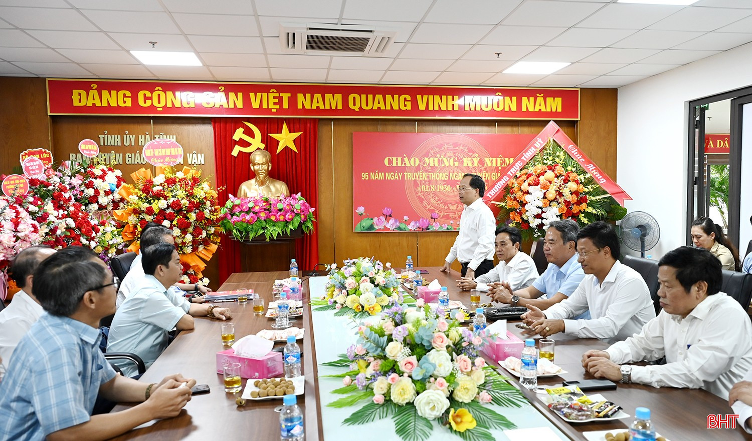 Thường trực Tỉnh ủy tặng hoa, chúc mừng Ban Tuyên giáo và Dân vận Tỉnh ủy. bqbht_br_dsc-027d3.jpg