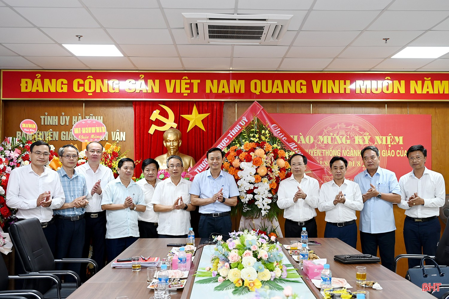 Các đồng chí Thường trực Tỉnh ủy và Ban Thường vụ Tỉnh ủy tặng hoa chúc mừng Ban Tuyên giáo và Dân vận Tỉnh ủy. bqbht_br_dsc-0d311.jpg