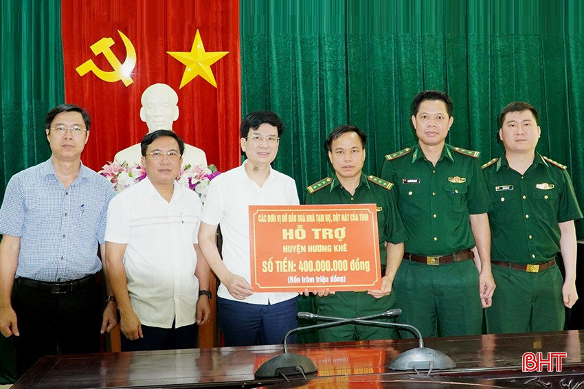 Thượng tá Hồ Năng Bảo trao hỗ trợ kinh phí của các đơn vị đỡ đầu, trong đó có Bộ Chỉ huy BĐBP tỉnh trong thực hiện chương trình "xóa nhà tạm, nhà dột nát" ở huyện Hương Khê. bqbht_br_dsc05533.jpg