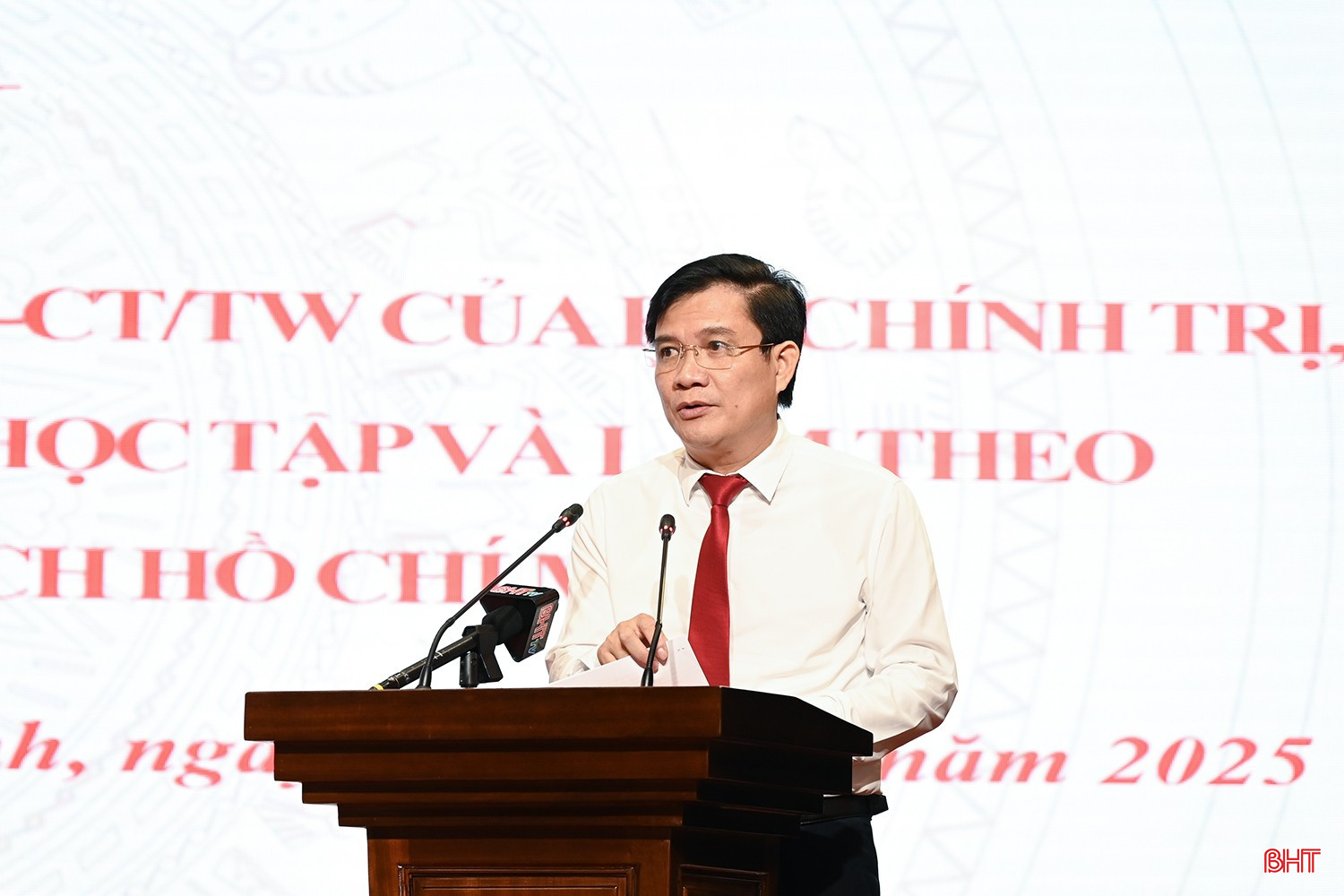 Phó Bí thư Huyện ủy Thạch Hà Trần Hữu Thuần tham luận tại hội nghị. bqbht_br_dd.jpg