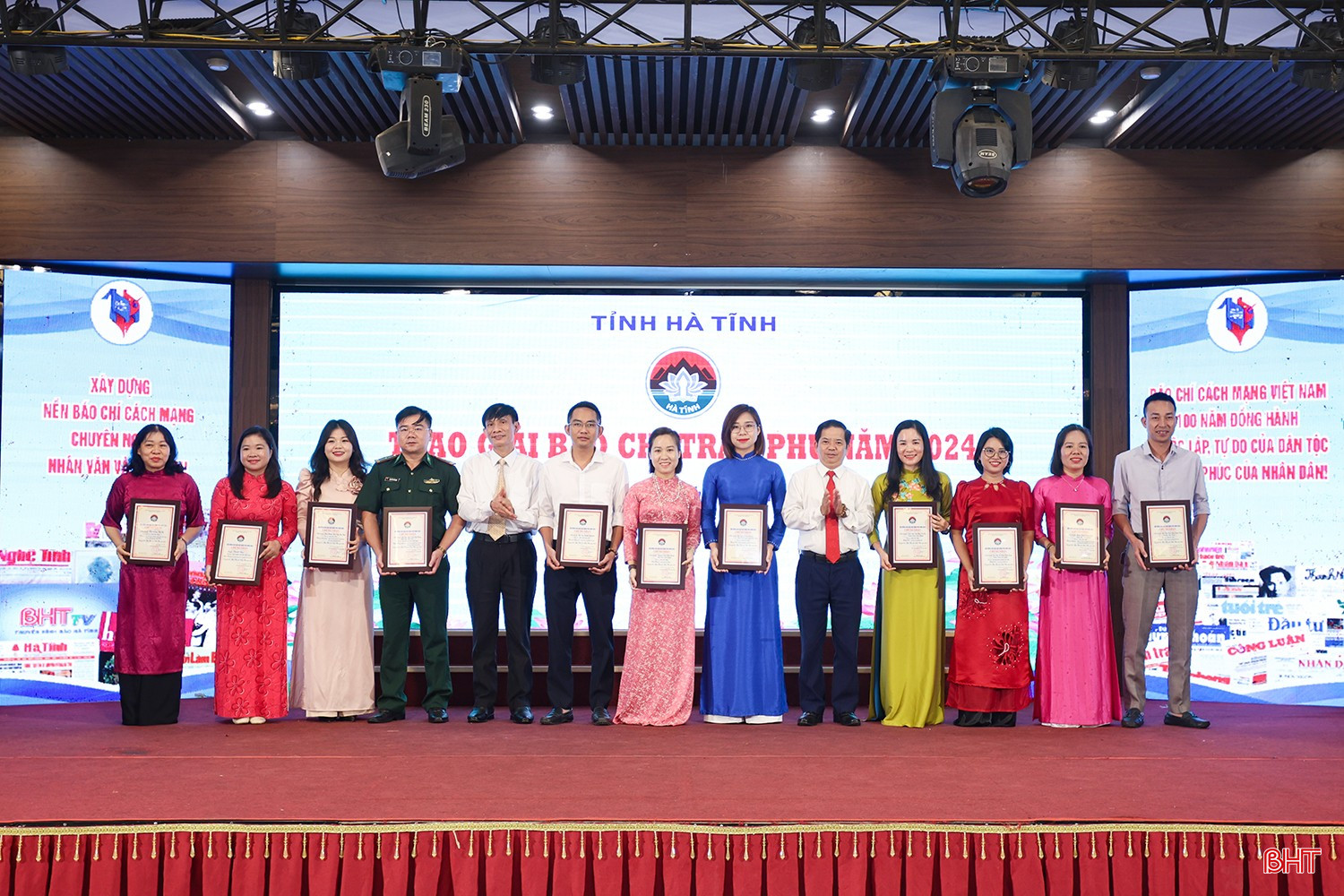 Phó Trưởng ban Tuyên giáo và Dân vận Tỉnh ủy Bùi Nhân Sâm, Phó Chủ tịch Thường trực Hội Nhà báo tỉnh Võ Xuân Báu trao giải khuyến khích cho các tác giả, nhóm tác giả. bqbht_br_aimg-7637.jpg