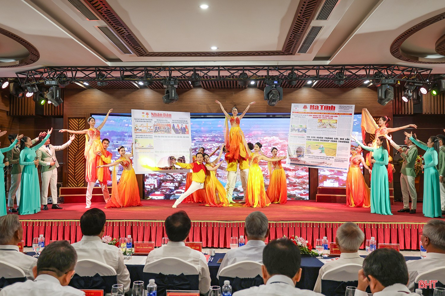 Chương trình văn nghệ đặc sắc tại buổi lễ. bqbht_br_aimg-7499.jpg
