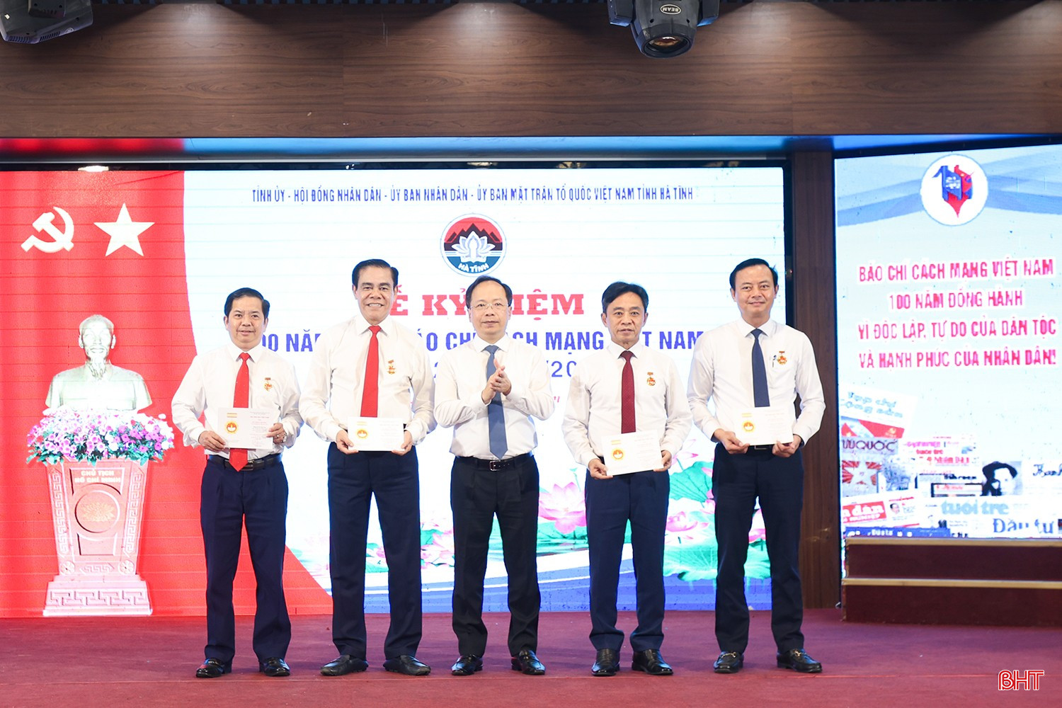 Bí thư Tỉnh ủy Nguyễn Duy Lâm trao kỷ niệm chương “Vì sự nghiệp báo chí Việt Nam” cho các đồng chí lãnh đạo tỉnh. bqbht_br_aimg-7625.jpg