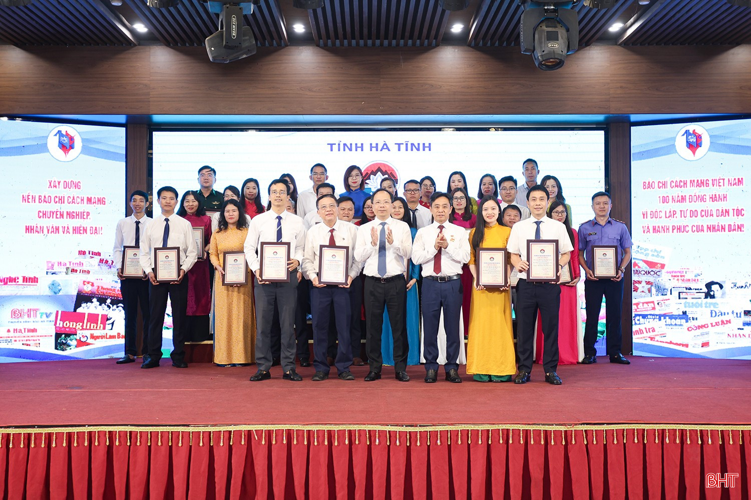 Bí thư Tỉnh ủy Nguyễn Duy Lâm, Phó Bí thư Thường trực Tỉnh ủy Trần Thế Dũng trao giải A cho các tác giả, nhóm tác giả. bqbht_br_aimg-7657.jpg
