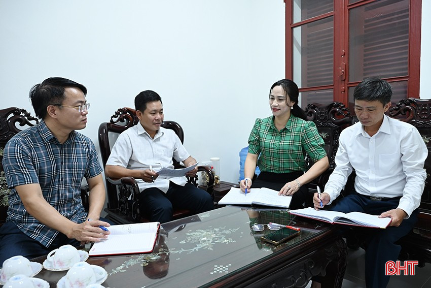 Lãnh đạo các ban Đảng, Văn phòng Đảng ủy CCQ Đảng tỉnh trao đổi, hoàn thiện công tác chuẩn bị đại hội. bqbht_br_dscd-0200.jpg