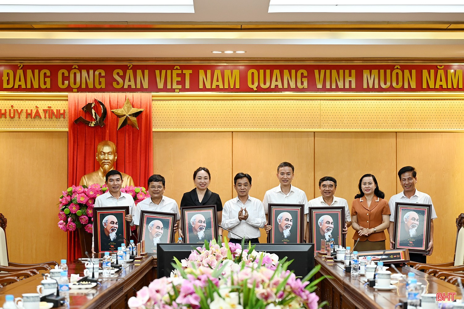 Phó Bí thư Thường trực Tỉnh ủy Trần Thế Dũng, Trưởng ban Tổ chức Tỉnh ủy Trương Thanh Huyền tặng quà lưu niệm cho các đồng chí nghỉ hưu.