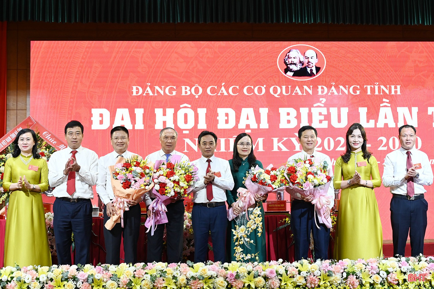 Các đồng chí Ban Thường vụ Đảng ủy CCQ Đảng tỉnh tặng hoa chia tay các đồng chí thôi tham gia Ban Chấp hành Đảng bộ. bqbht_br_dsc-31d53.jpg