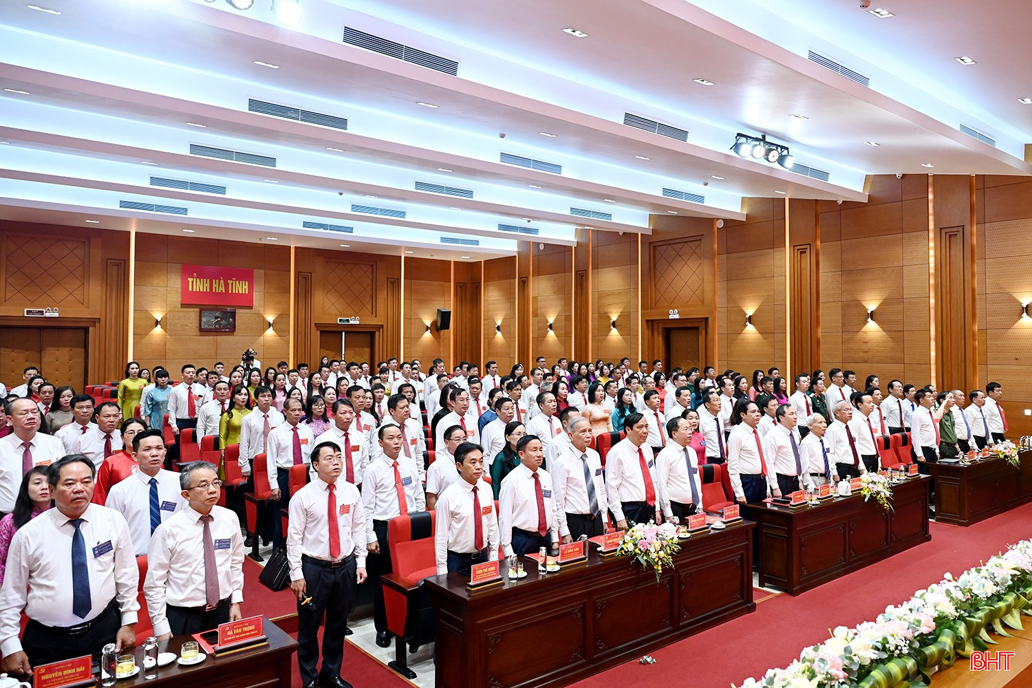 Đại biểu thực hiện nghi lễ chào cờ. Đại biểu thực hiện nghi lễ chào cờ.