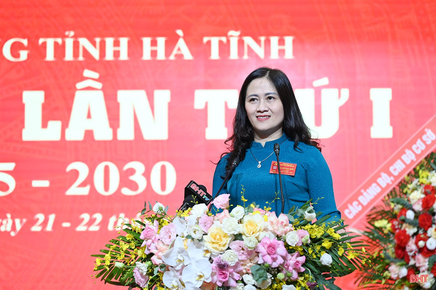 Đồng chí Phạm Thị Thu Hà, Ủy viên BCH Đảng bộ CCQ Đảng tỉnh, Phó Chủ tịch Ủy ban MTTQ Việt Nam phát biểu tham luận. bqbht_br_dsc-30x60.jpg