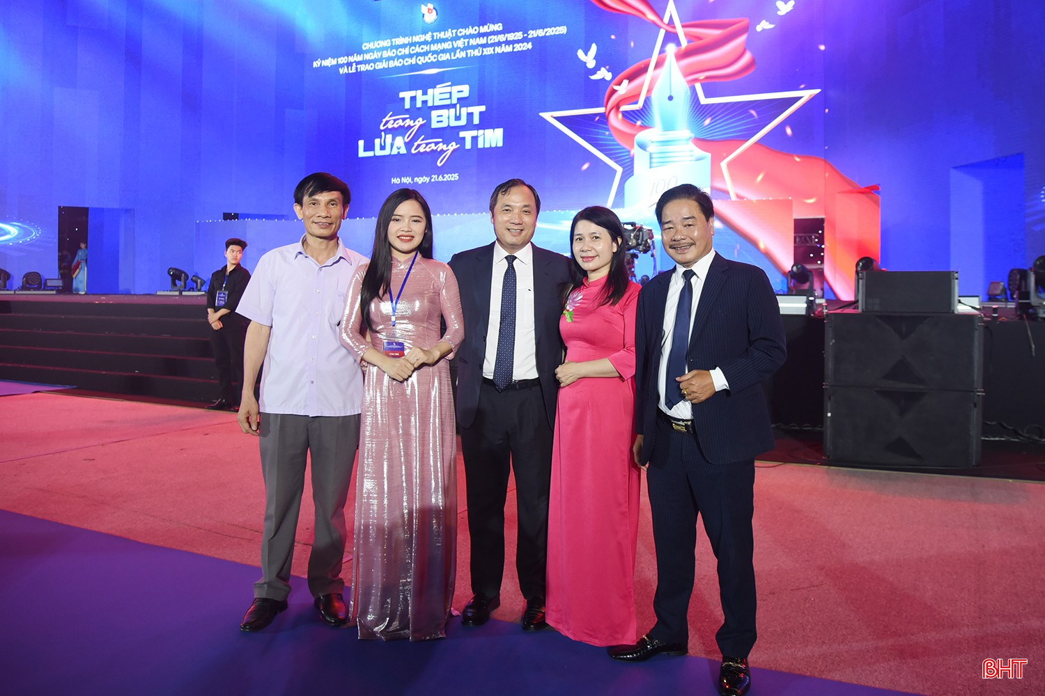 Tổng Biên tập Tạp chí Cộng sản Hoàng Trung Dũng chụp ảnh lưu niệm cùng lãnh đạo Ban Tuyên giáo và Dân vận Tỉnh ủy, Hội Nhà báo tỉnh và phóng viên Báo Hà Tĩnh. bqbht_br_dsc-9f975.jpg