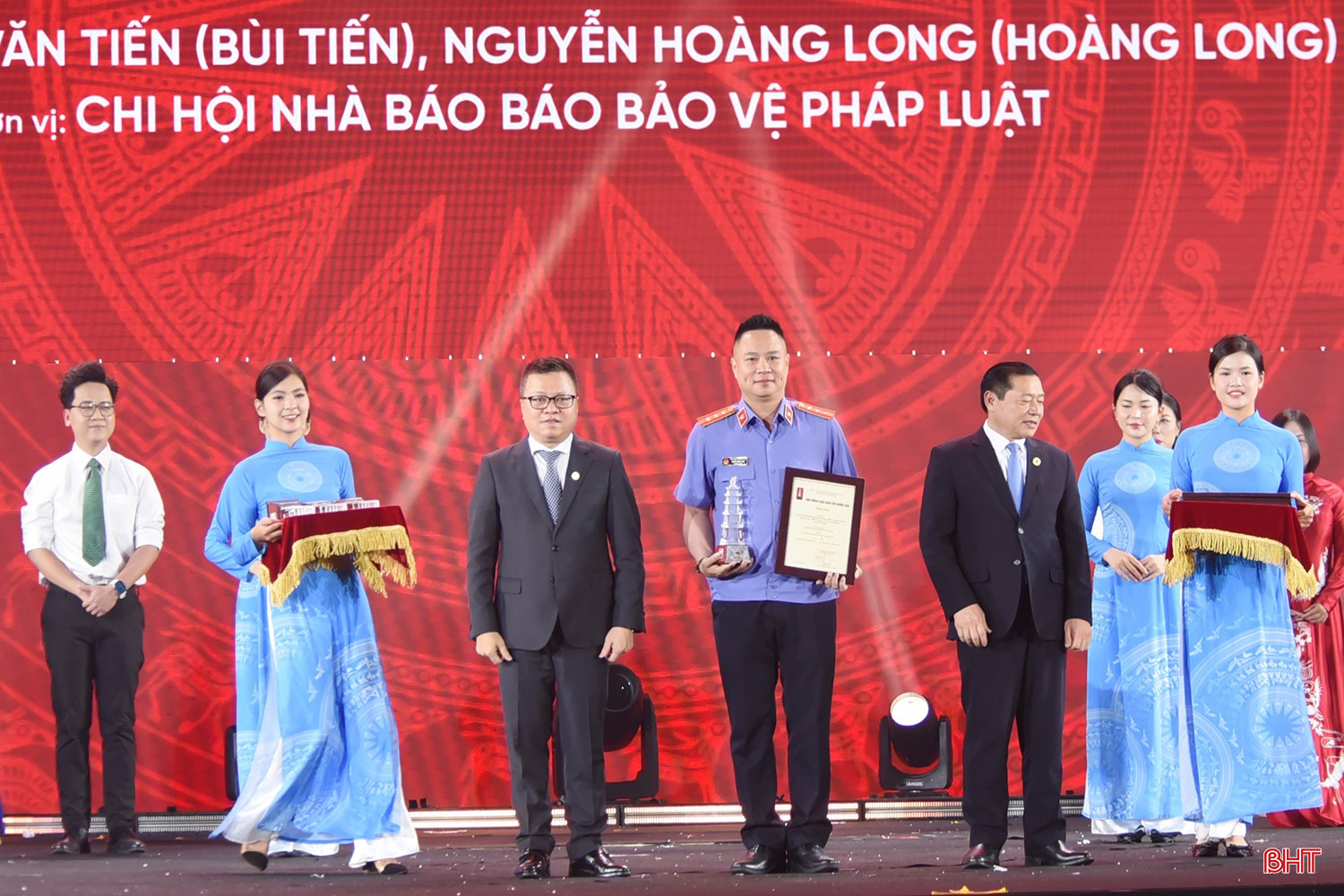Trao giải B cho đại diện nhóm tác giả: Bùi Tiến, Hoàng Long (Báo Bảo vệ pháp luật thường trú tại Hà Tĩnh). bqbht_br_dsc-01d40.jpg