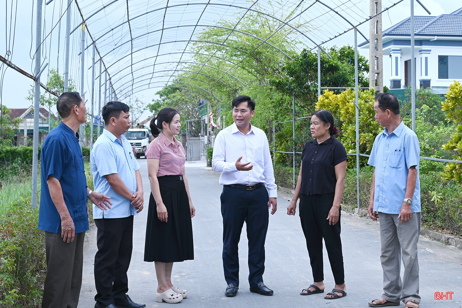 Chủ tịch UBND xã Thạch Lạc Trần Xuân Hoàng (thứ ba từ phải sang) trò chuyện với người dân thôn Hà Thanh. bqbht_br_dsc-5768.jpg