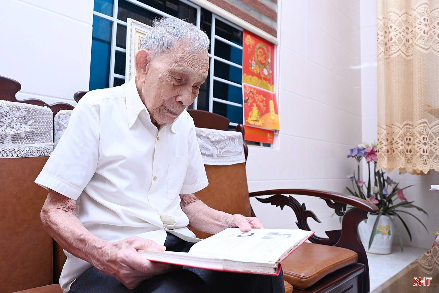 Lật giở từng trang sách, cụ Minh không thôi xúc động nhớ về những ngày đầu biết chữ. bqbht_br_dsc-55d93.jpg