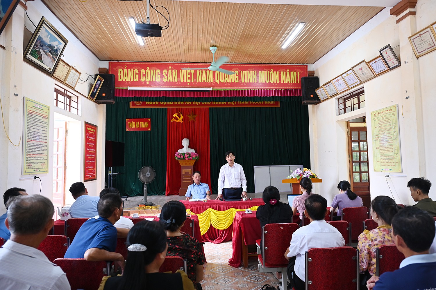 Ngay sau khi về cơ sở, Chủ tịch UBND xã Thạch Lạc Trần Xuân Hoàng đã kịp thời bám nắm cơ sở, triển khai các nhiệm vụ. dsc-5819.jpg