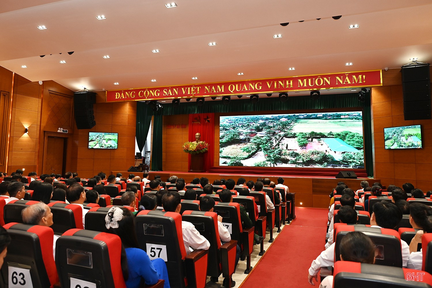 Đại biểu theo dõi phóng sự. bqbht_br_dasc-7017.jpg