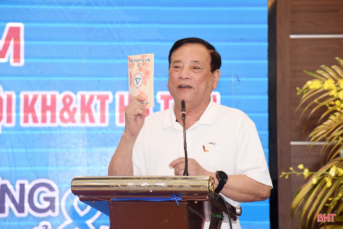 TS Lê Quang Úy - nguyên Chủ tịch Liên hiệp các Hội KH&KT Hà Tĩnh chia sẻ kỷ niệm trong quá trình công tác. bqbht_br_dsc-8954-copy.jpg