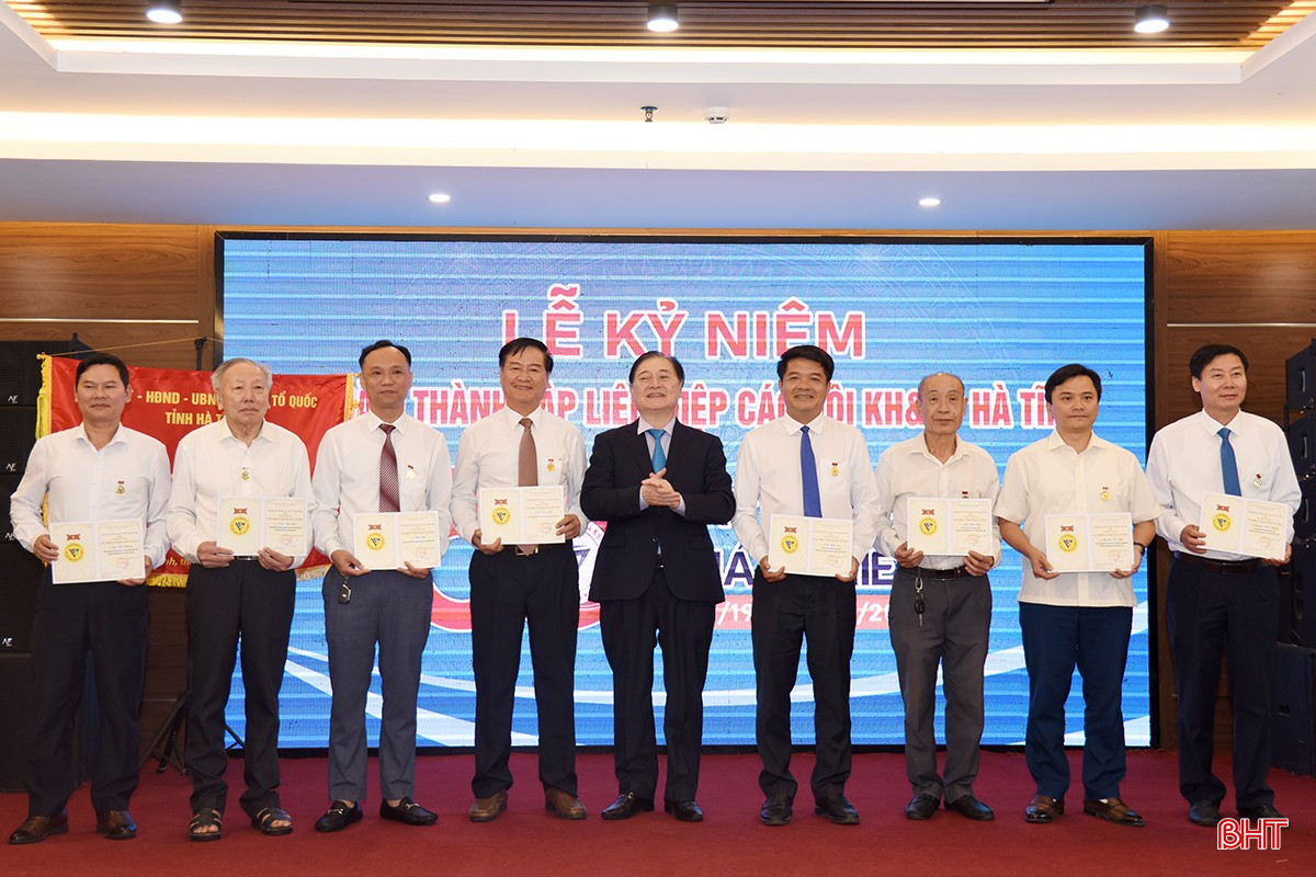 Chủ tịch Liên hiệp các Hội KH&KT Việt Nam Phan Xuân Dũng trao tặng kỷ niệm chương cho các cá nhân. bqbht_br_dsc-9016-copy.jpg